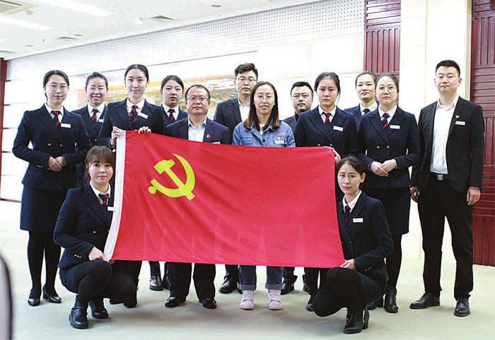 寻龙丨龙形拉花、财神咖啡……杭州这里的年味很吸引年轻人